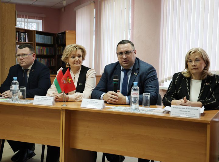 Сенатор встретился с рабочей молодежью Костюковичского района