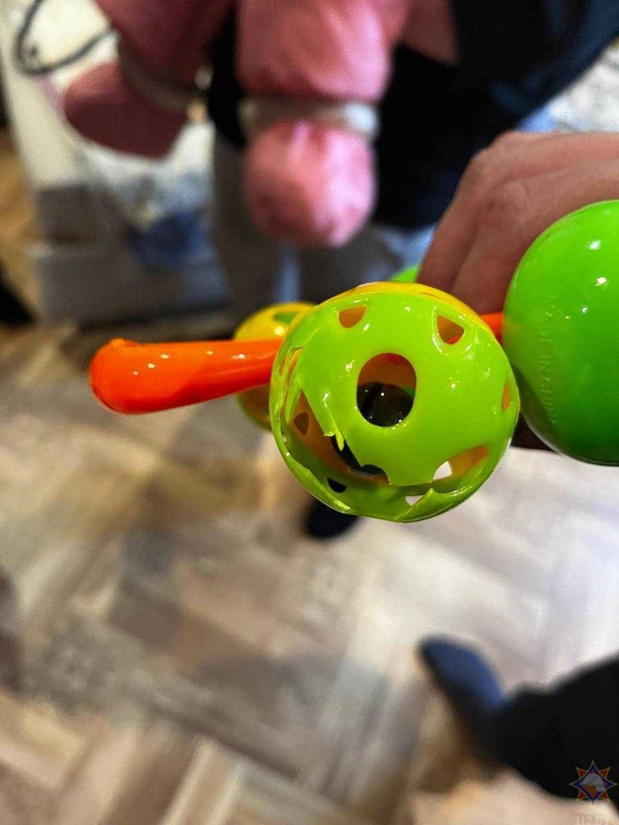 В Осиповичах палец ребенка застрял в игрушке — на помощь пришли спасатели