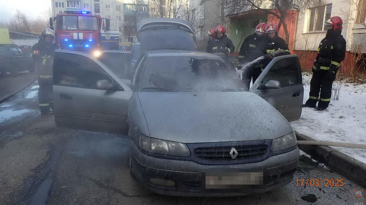 Возле подъезда многоэтажки в Бобруйске горел автомобиль