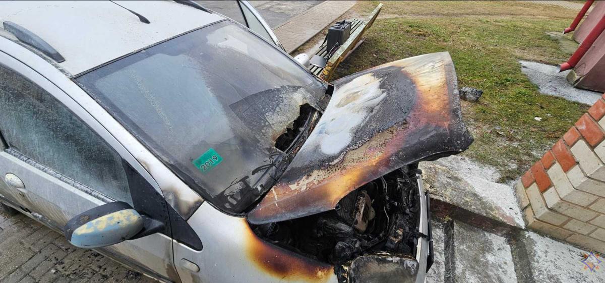 Автомобиль в Костюковичах самопроизвольно тронулся и врезался в подъезд