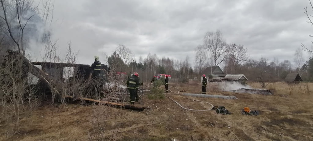 Пожар в Кировском районе практически испепелил дом