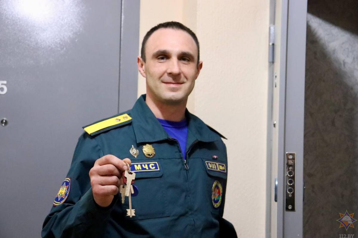 Краснопольским спасателям вручили ключи от арендных квартир