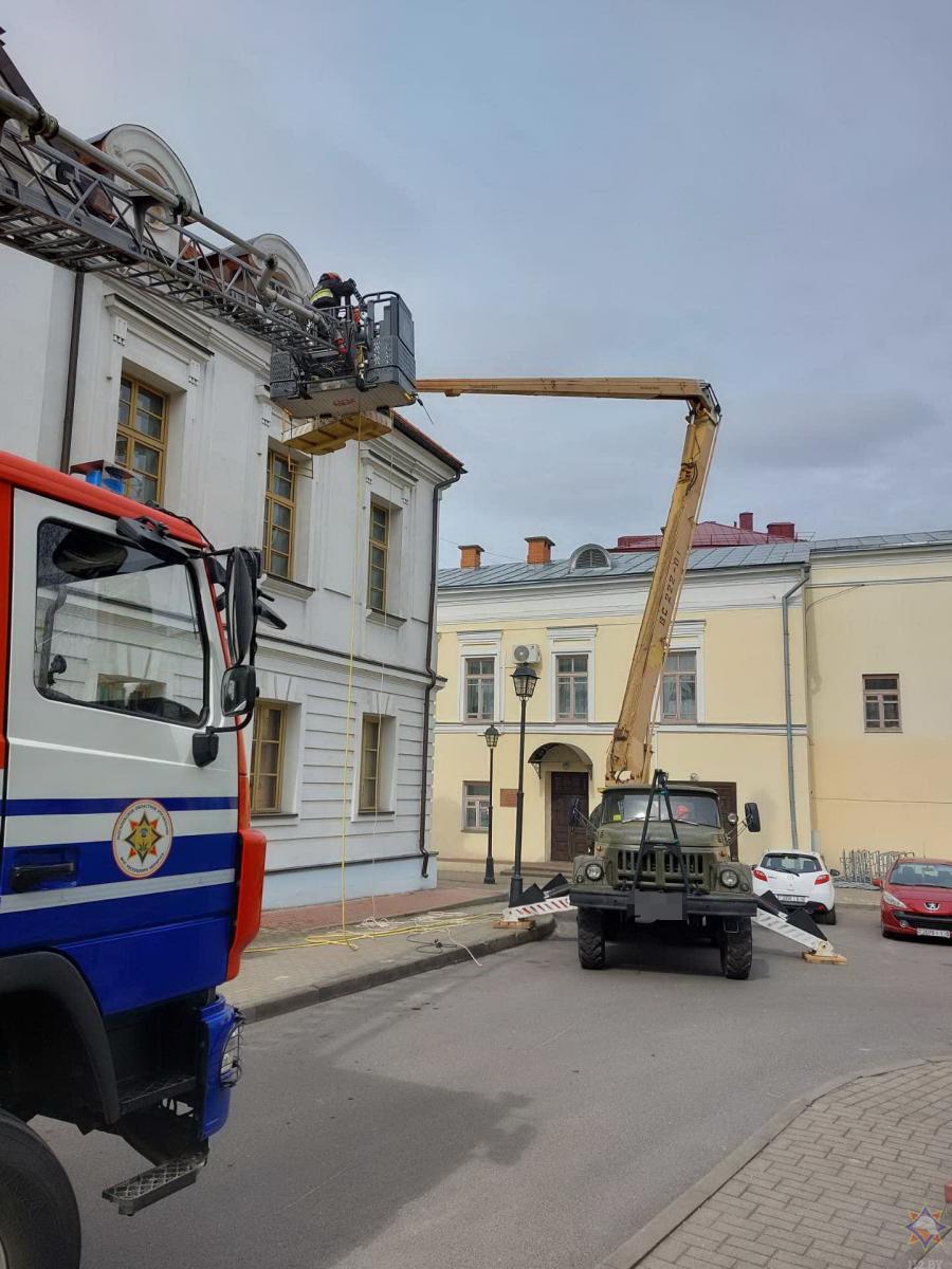 В Могилеве спасатели помогли спуститься застрявшему на высоте мужчине