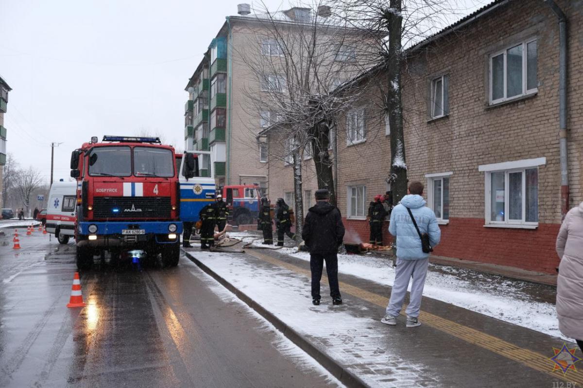 В Бобруйске на пожаре спасли двух мужчин