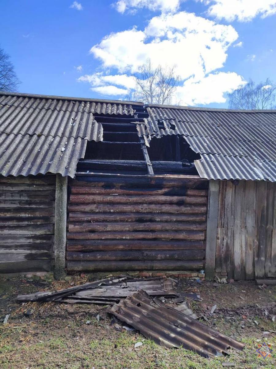 В Шкловском районе девочка подожгла солому в сарае