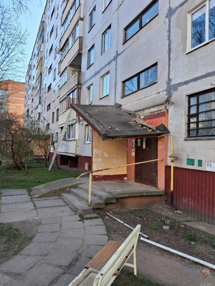 В Могилеве упал козырек подъезда жилого дома