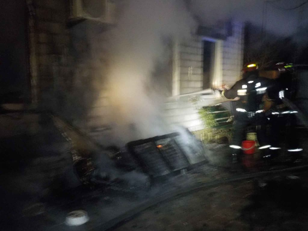 В Бобруйске мужчина покурил под крышей дома и лишился жилья