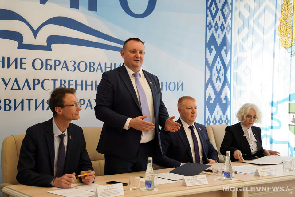 Вопросы образования и молодежной политики обсудили депутаты облсовета