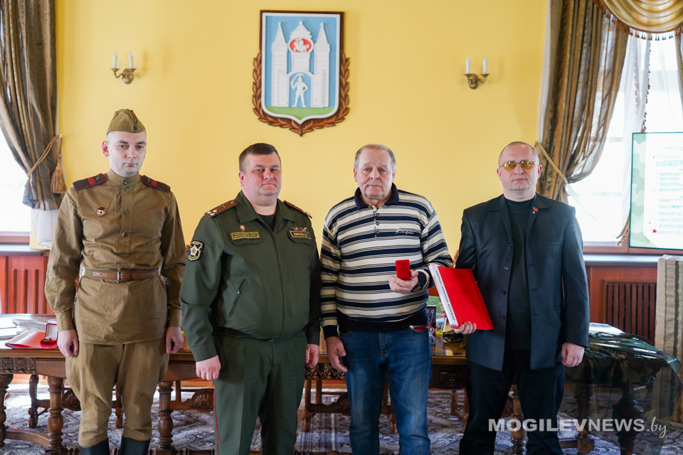 Награды, найденные на полях Могилевщины, вернулись к семьям героев Великой Отечественной войны. Фото