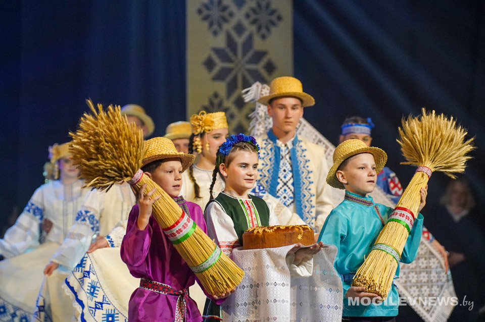 Вялікім канцэртам у Магілёве завяршыўся абласны фестываль мастацкай творчасці «Вясёлкавы карагод». Фота
