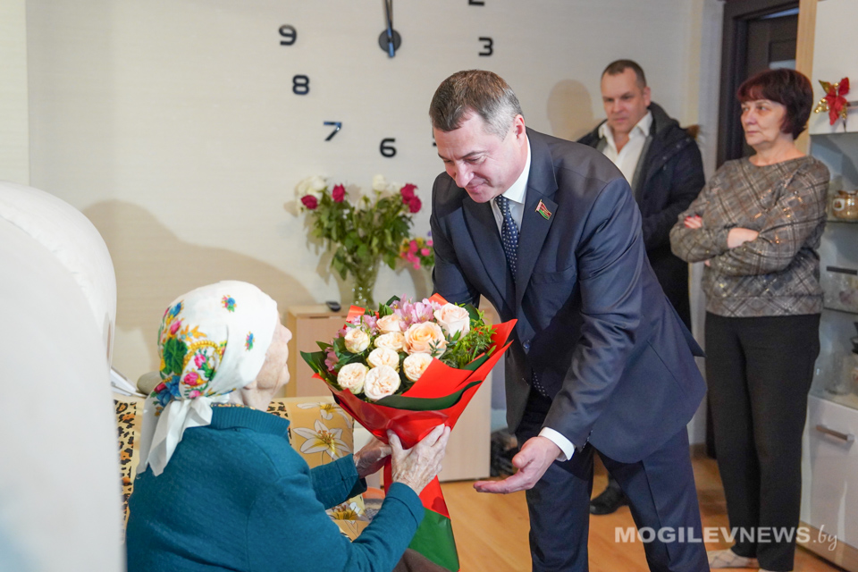 Республиканская акция «От всей души»: к ветерану Великой Отечественной войны — с вниманием и подарками. Фото
