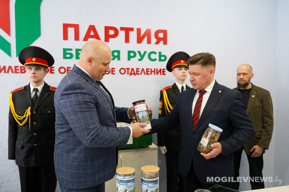Могилевское областное отделение партии «Белая Русь» передало в фонд Алексея Талая монеты для создания памятного знака. Фото