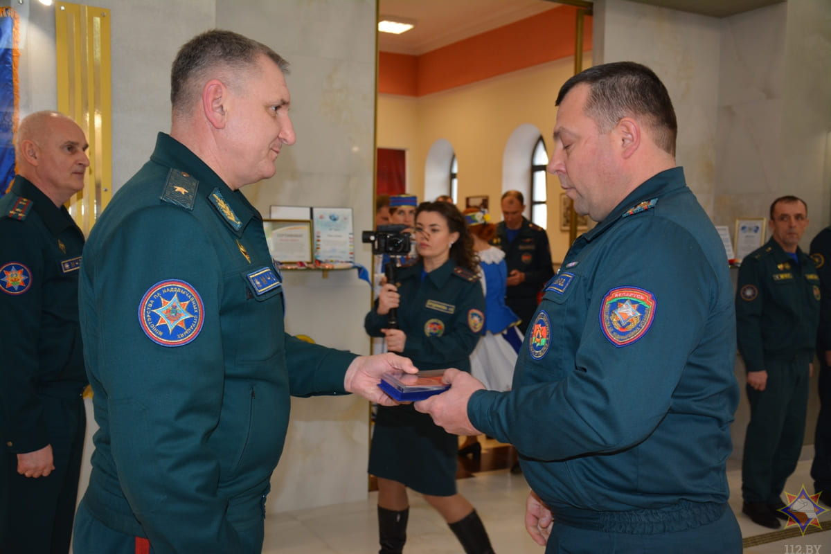 В Могилевском областном управлении МЧС наградили лучших спасателей области