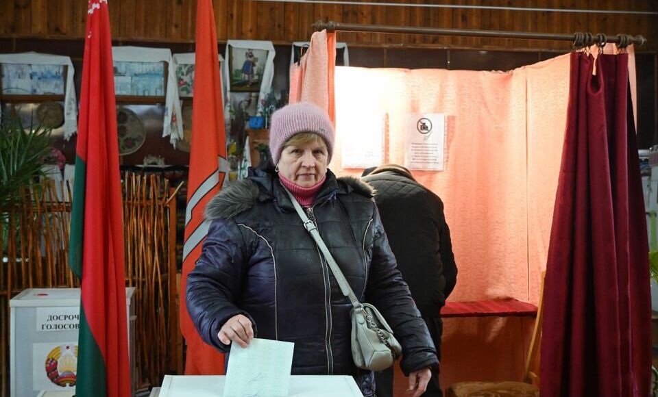 Жители Хотимска продолжают активно приходить на избирательные участки, чтобы выразить свою гражданскую позицию и отдать голос за будущее Беларуси!