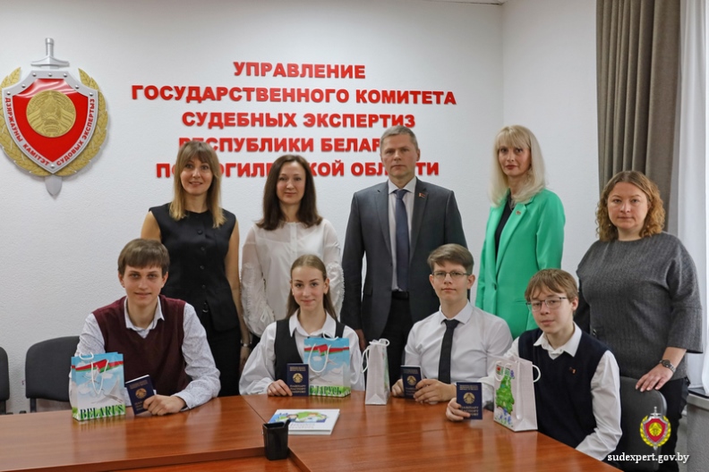 Начальник управления ГКСЭ по Могилевской области вручил паспорта 14-летним детям сотрудников ведомства