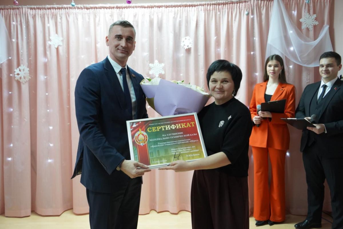 Милиционеры организовали праздник в Кричевском социальном пансионате «Оберег»