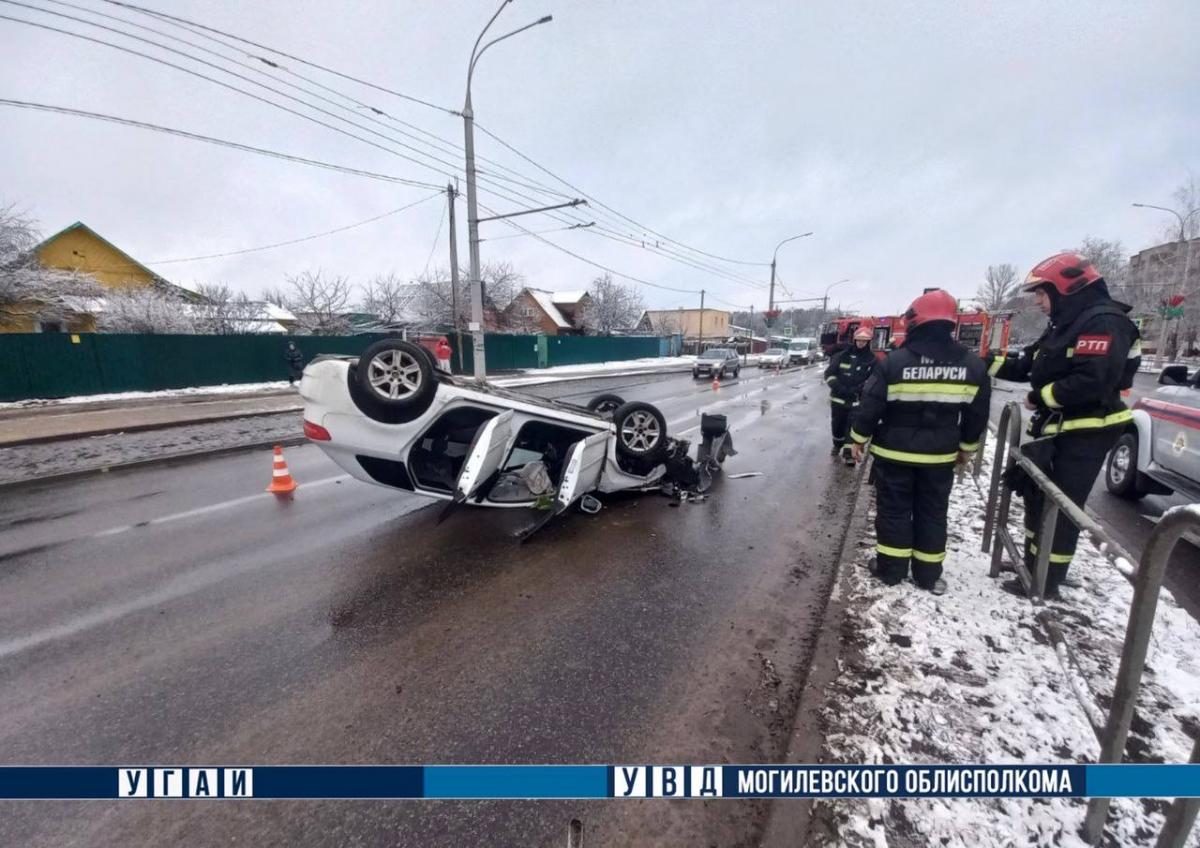 В Могилеве перевернулся автомобиль