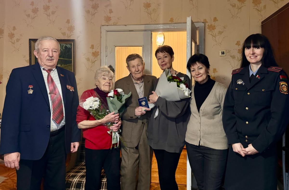Правоохранители вручили паспорт 100-летнему могилевчанину