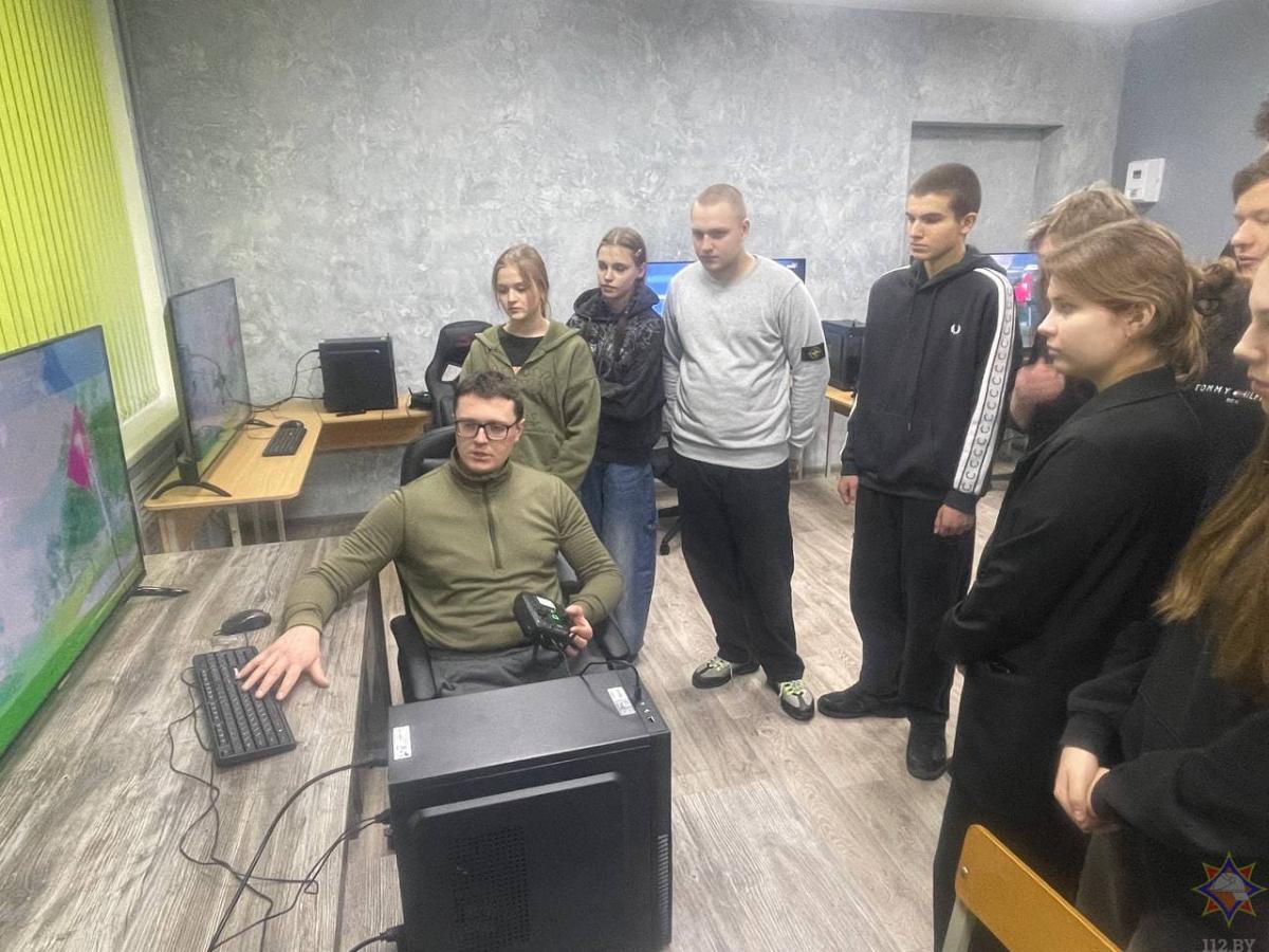 Члены ВПК «Ратавальнiк» изучают программу подготовки операторов беспилотных летательных аппаратов с использованием FPV-дронов