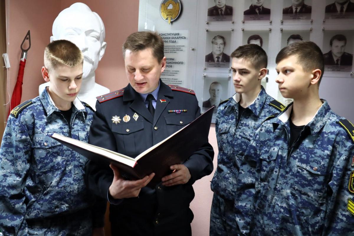 Лицеисты МВД посетили Октябрьский РОВД Могилева