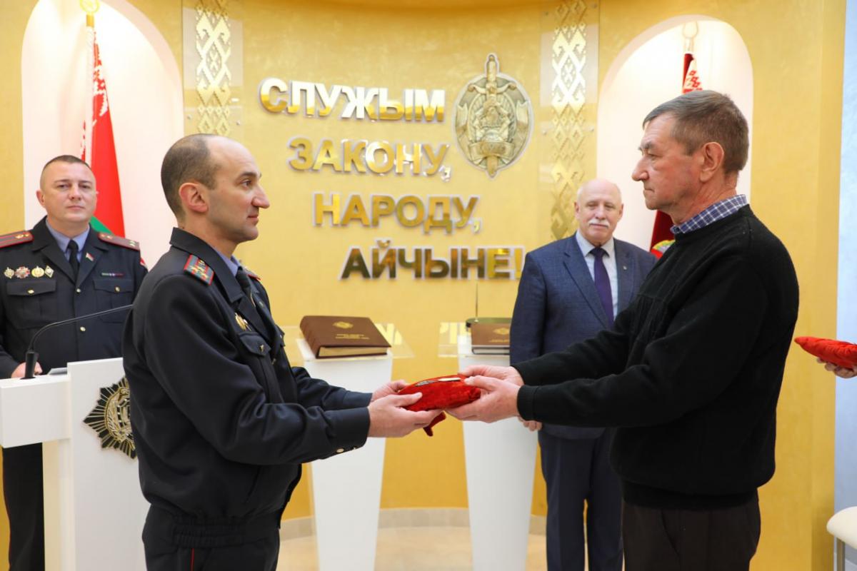 Семья ветерана милиции передала уникальные экспонаты в комнату истории