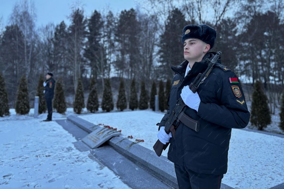 В преддверии Дня белорусской милиции на Почетную Вахту Памяти заступили курсанты и лицеисты