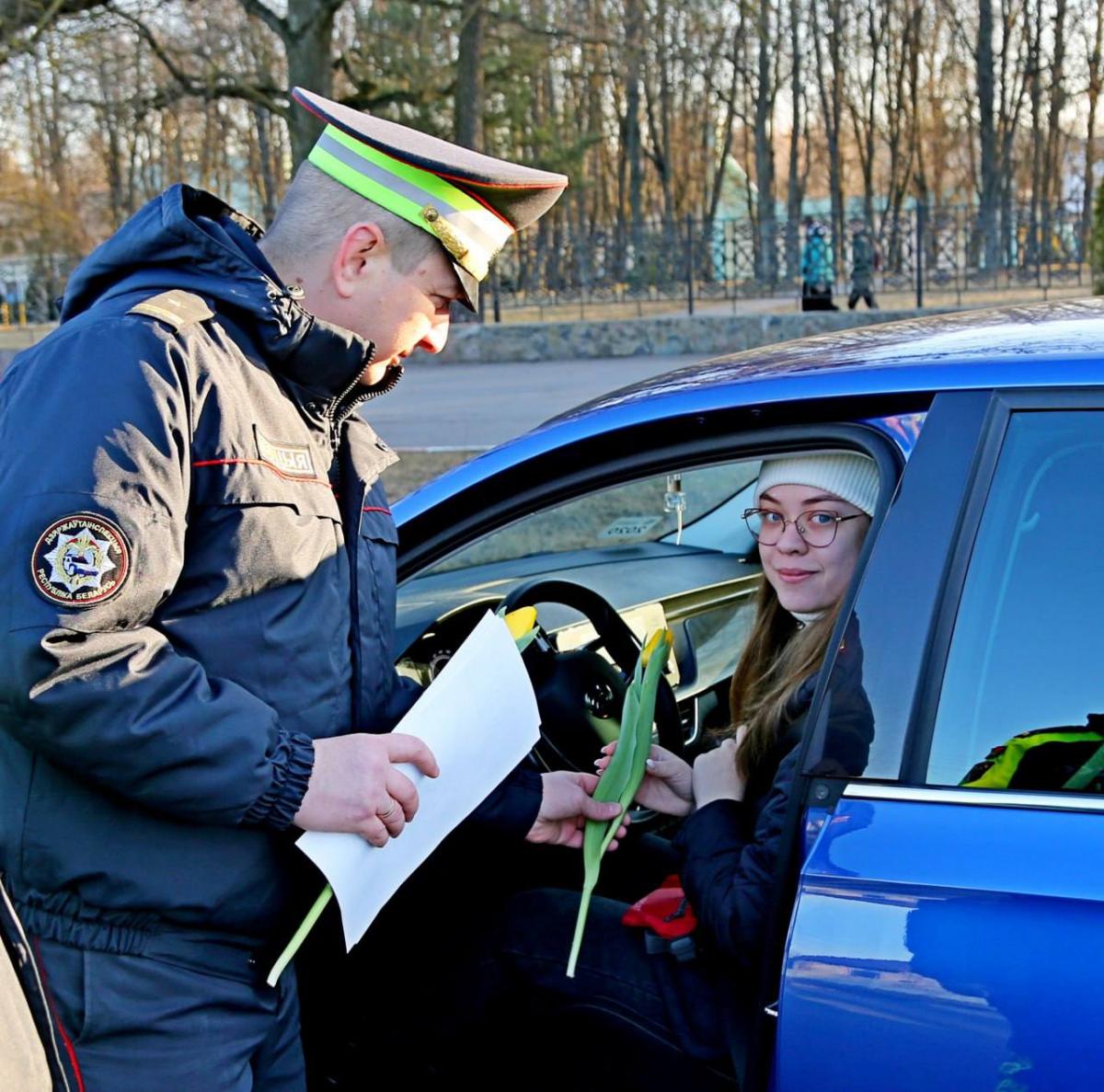 Инспекторы ДПС поздравили женщин с 8 Марта