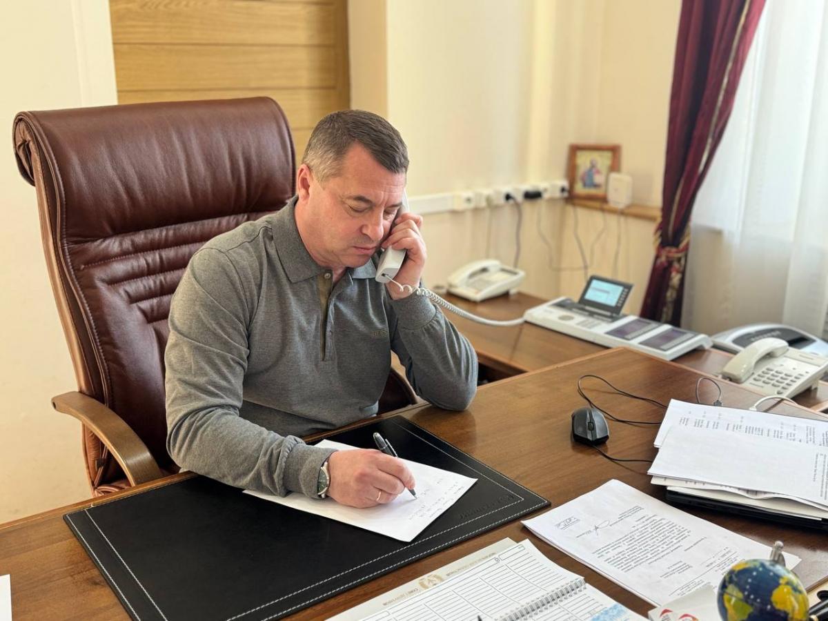 Сенатор Александр Горошкин провел прямую телефонную линию