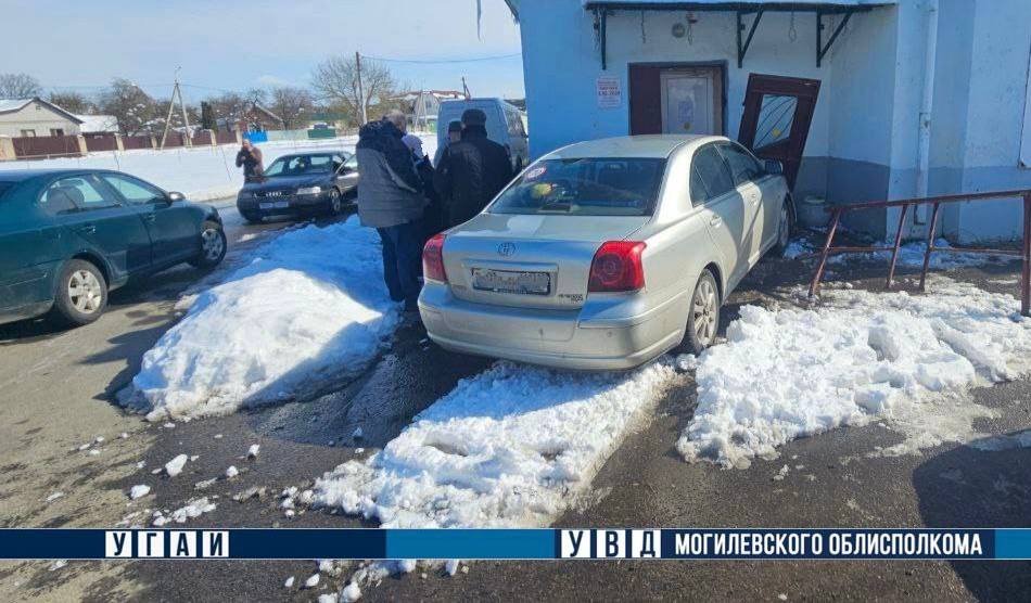 Водитель Toyota в Могилеве врезался в магазин