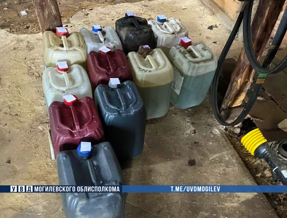 В Горецком районе отец и сын похитили 540 литров дизтоплива