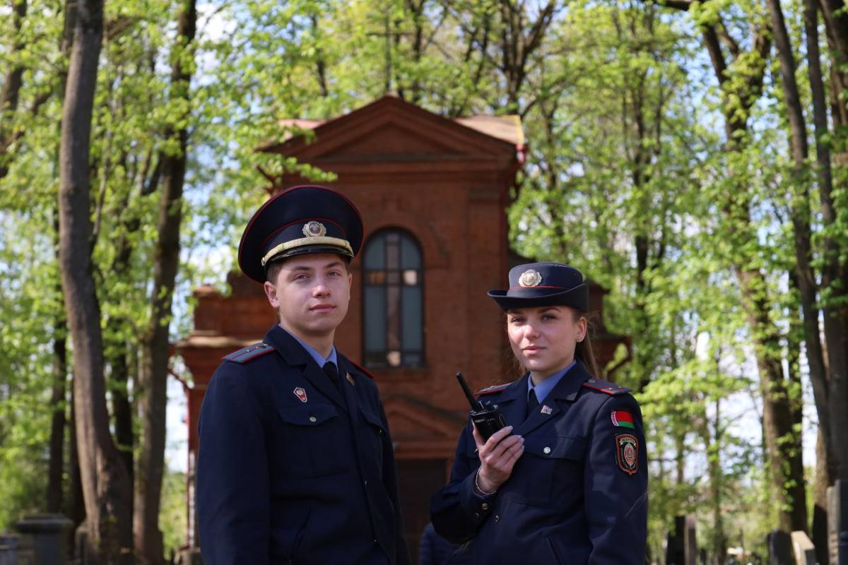 Милиционеры области несут службу по охране общественного порядка в местах захоронений