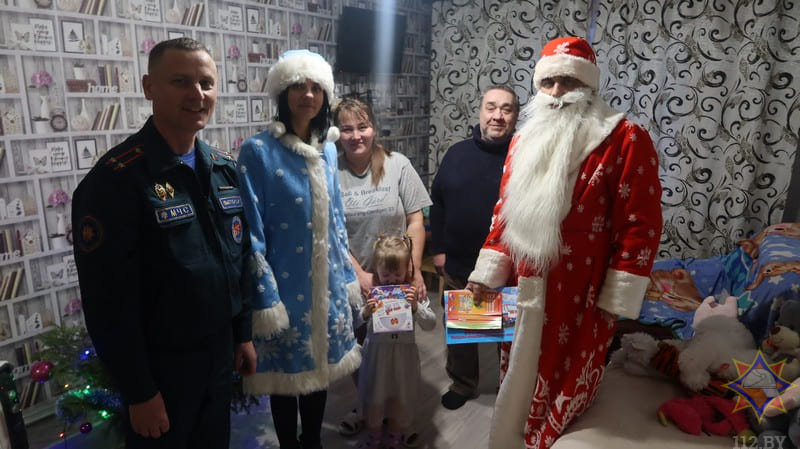 Быховские спасатели поздравили детей