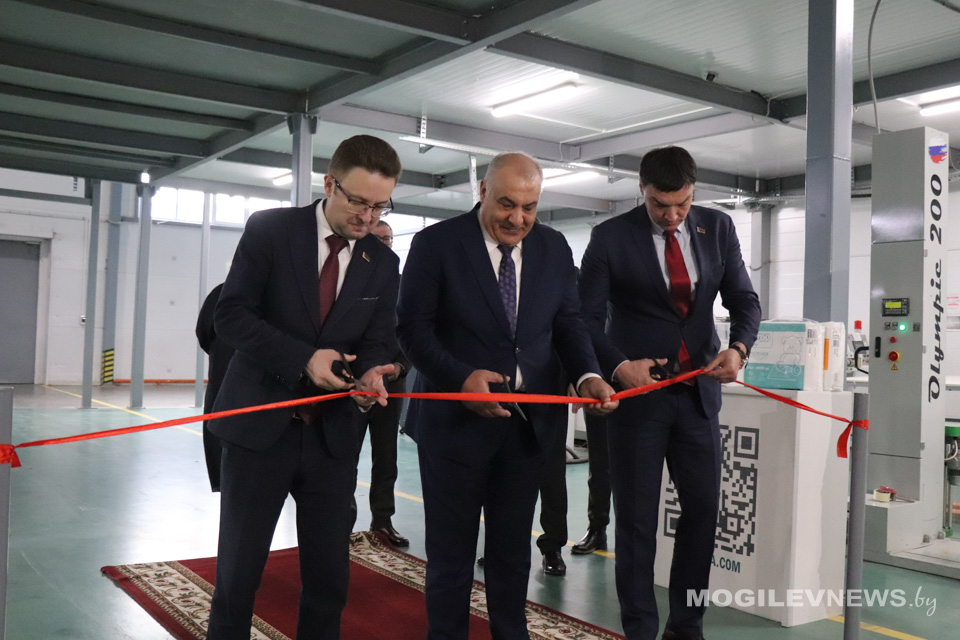 Новую линию по производству впитывающих одноразовых пеленок запустили в ООО «БелЭмса». Фото