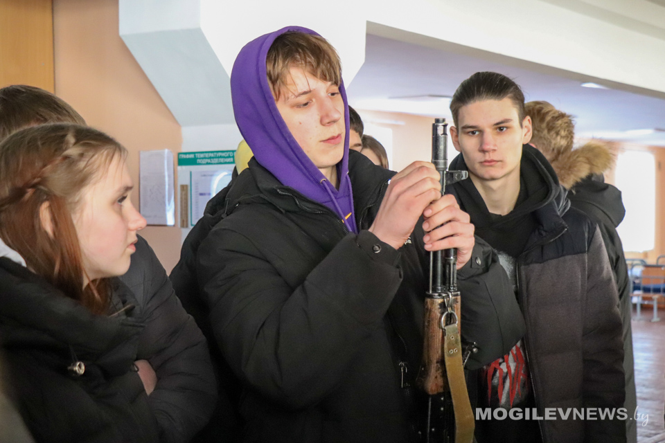Акция «Я служу!» — могилевские школьники и студенты познакомились с армейской жизнью