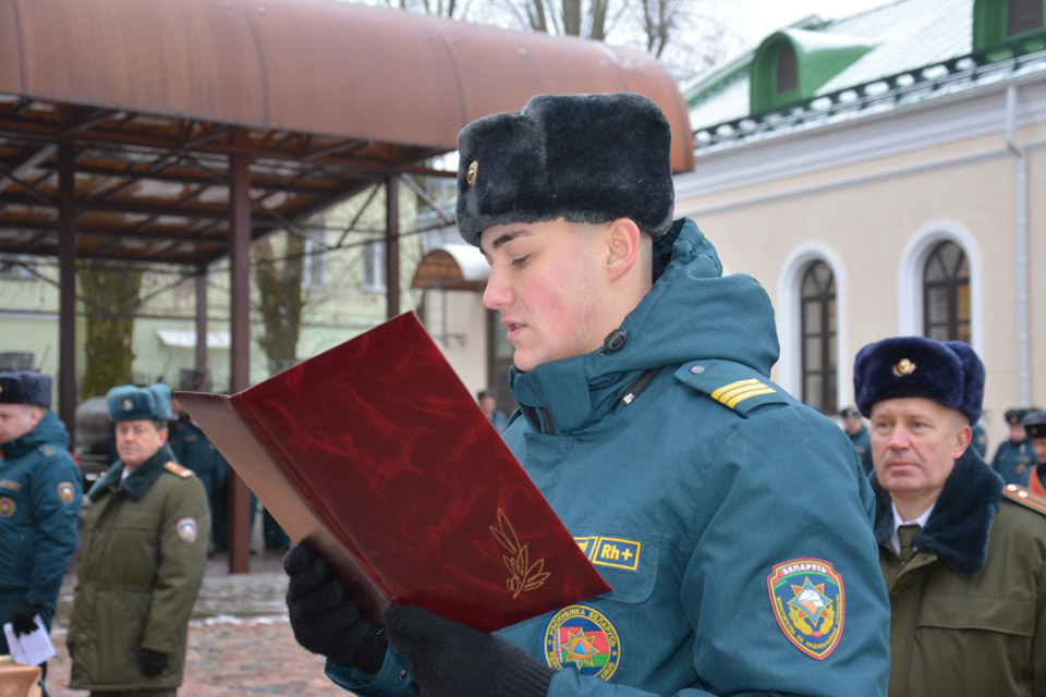 В Могилеве молодые сотрудники МЧС принесли присягу