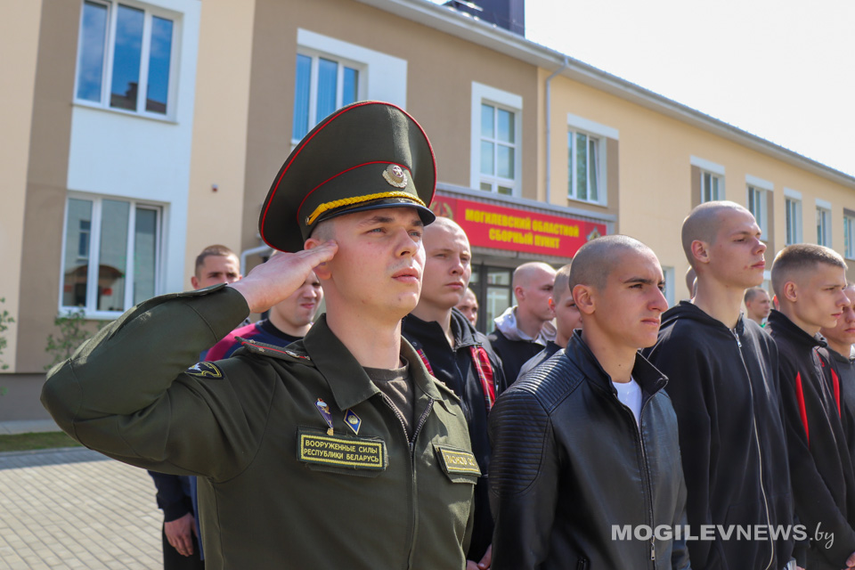 Служи достойно, солдат! Более 140 новобранцев из Могилевской области отправились на срочную военную службу. Фото