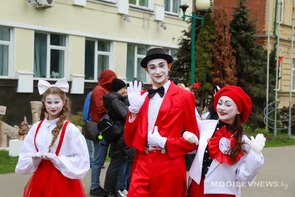 Чарующие звуки живой музыки: концерт под открытым небом прошел в Могилеве. Фото
