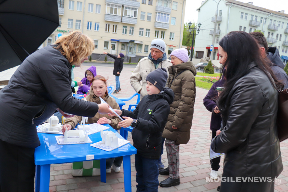 Литературное пространство «Открытые страницы» собрало могилевчан и гостей города в Театральном сквере. Фото