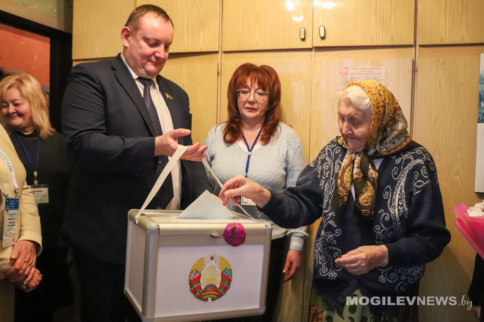 100-летняя жительница Могилева Мария Старовойтова сделала свой выбор на дому. Фото