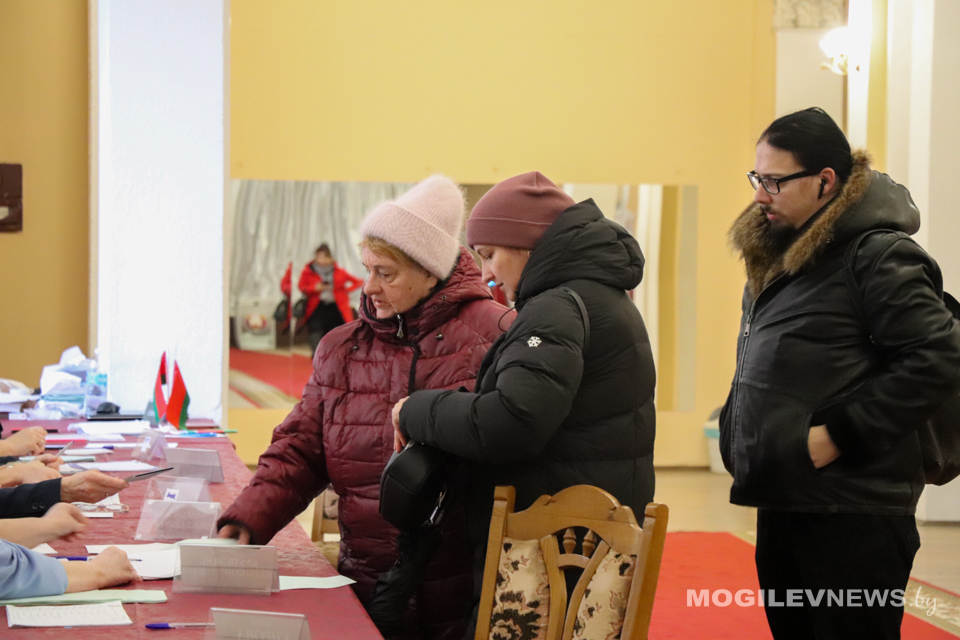 Жители Могилева активно голосуют на участке №13.  Фото