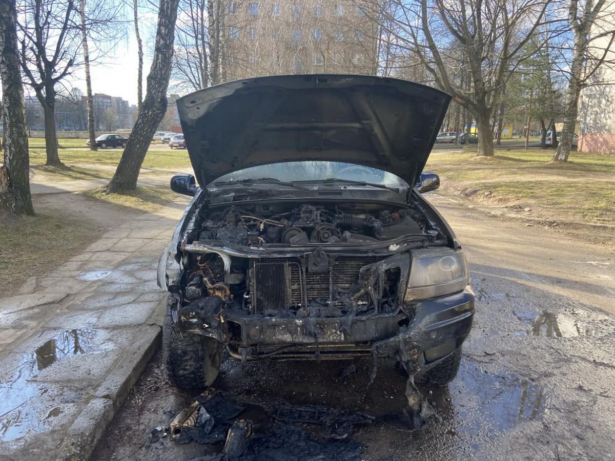На улице 30 лет Победы в Могилеве горел автомобиль