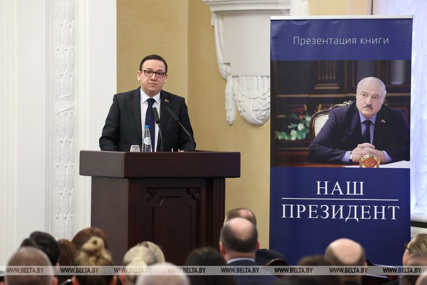 Книга «Наш Президент» поступила в продажу в областных центрах