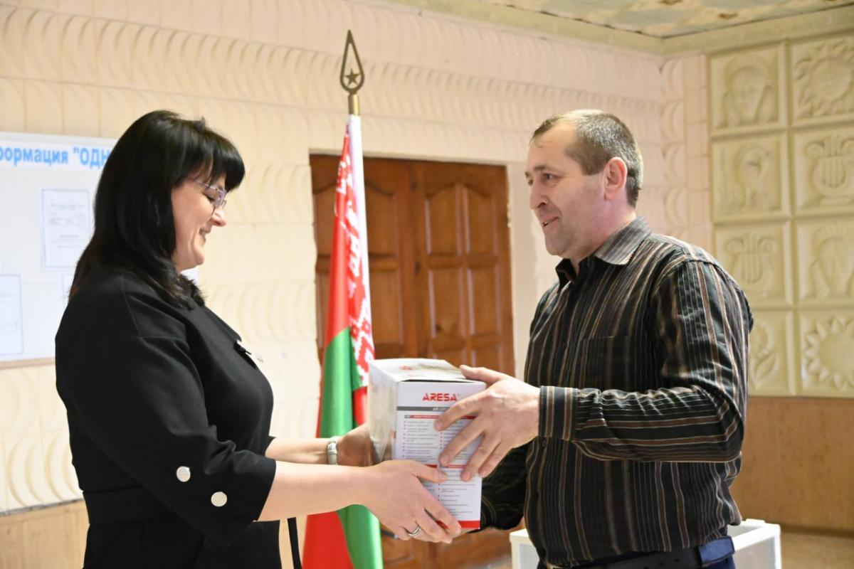 Поздравления и подарок к юбилею получил на избирательном участке житель Славгородского района