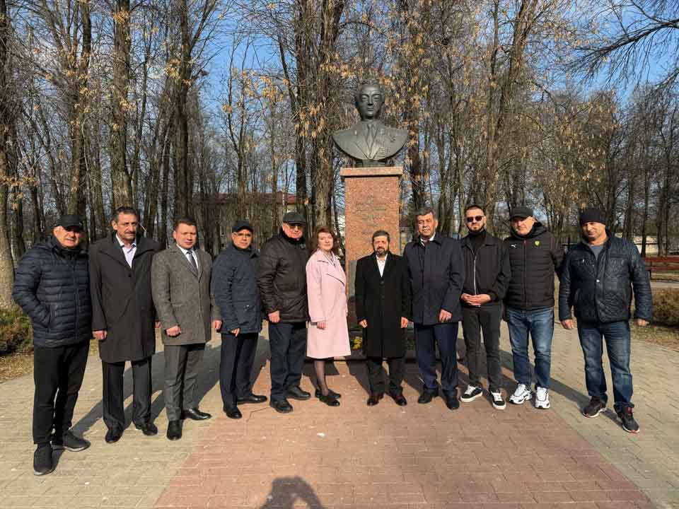 Участники фестиваля «М.@rt.контакт — 2025» из Азербайджана почтили память героя-земляка в Могилеве