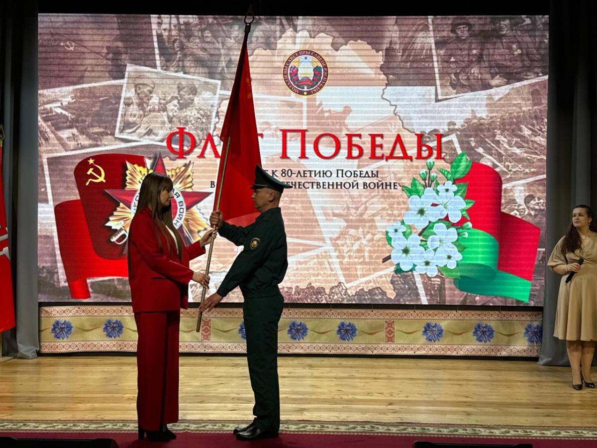 Патриотический проект «Флаг Победы» стартовал в Хотимске. Фото