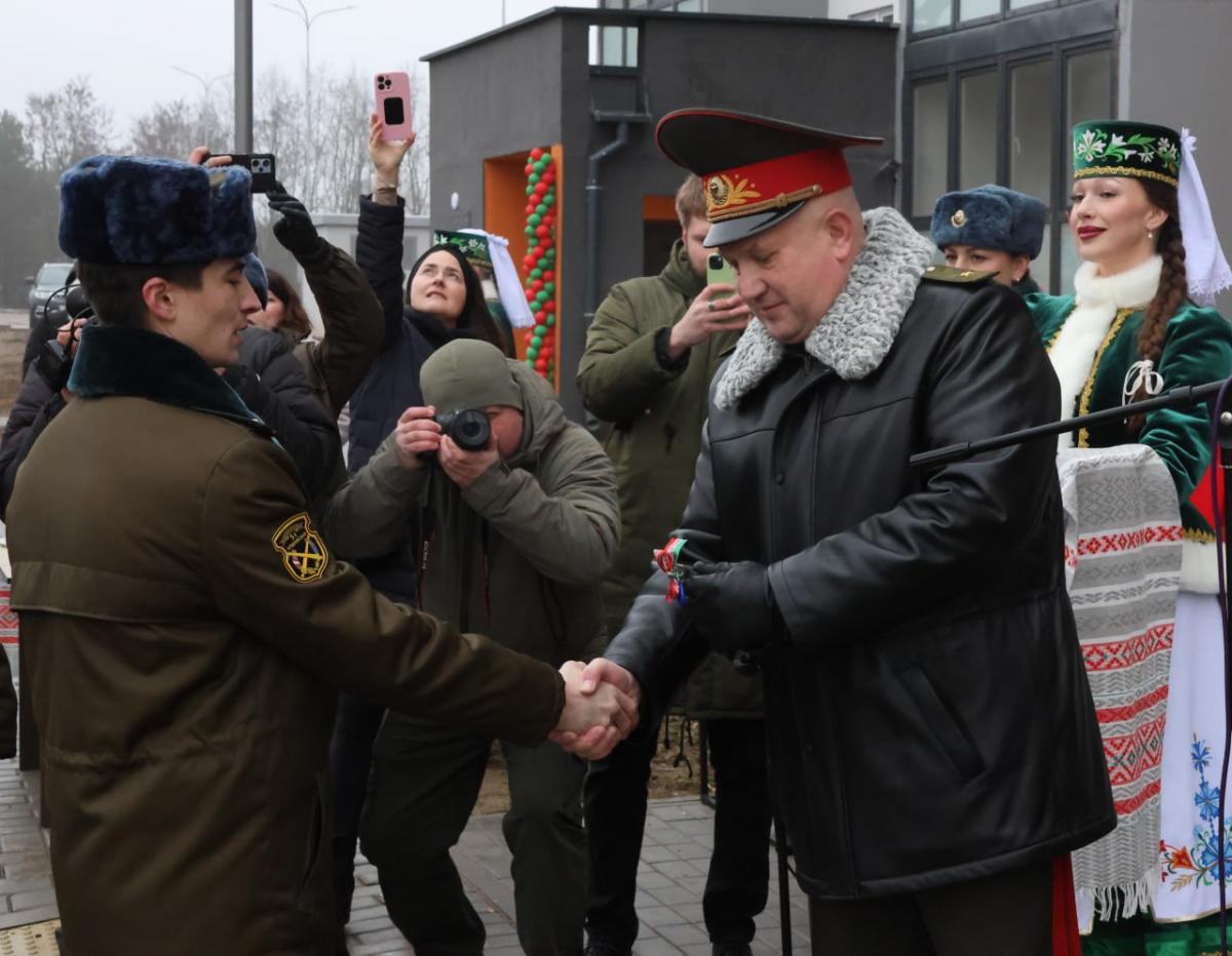 Военнослужащим Осиповичского гарнизона вручили ключи от арендных квартир