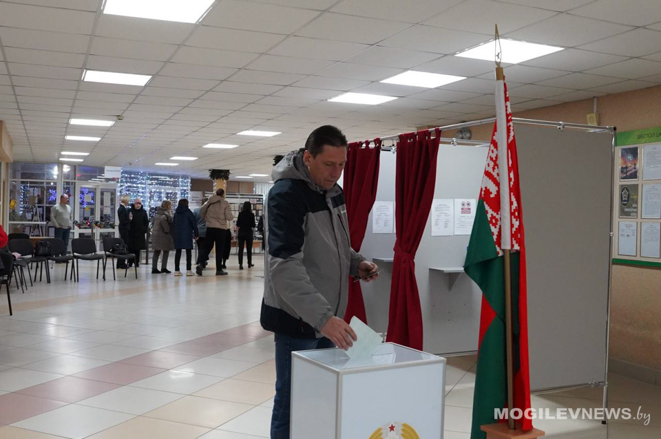 Могилевчане активно голосуют на выборах с самого утра
