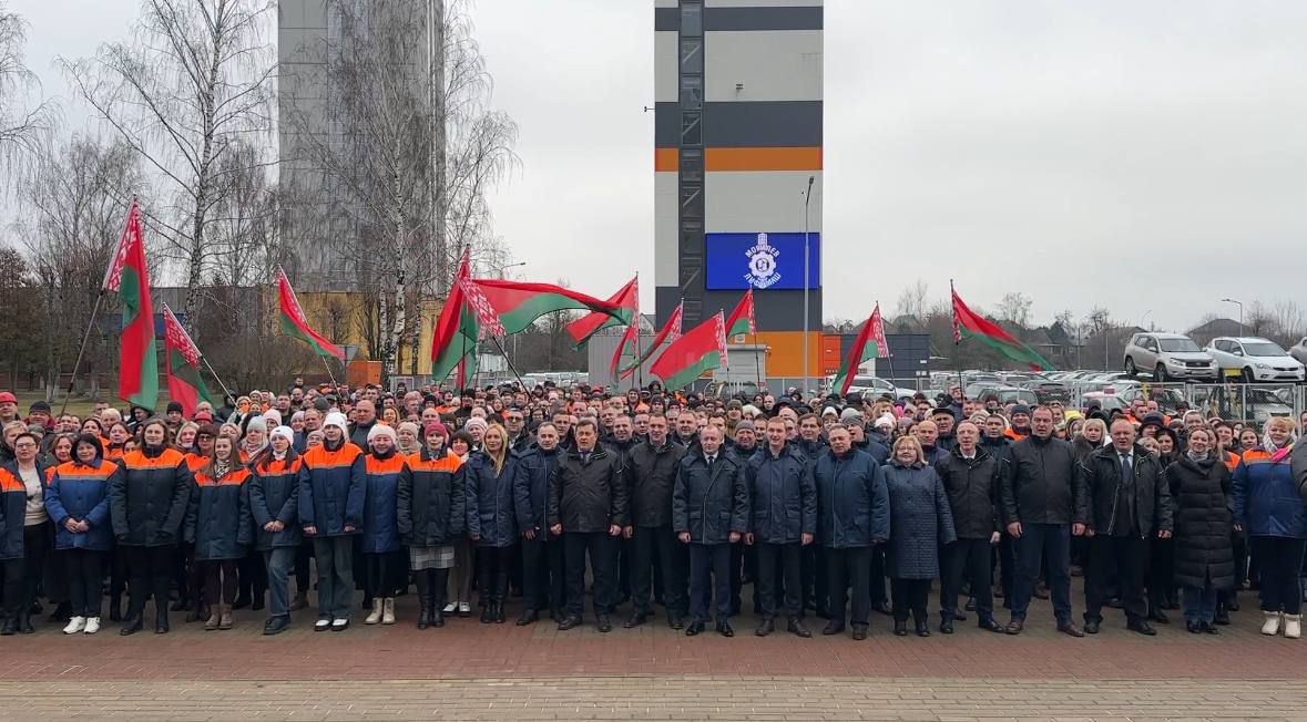 Многочисленный коллектив ОАО «Могилевлифтмаш» поздравил Президента с победой на выборах