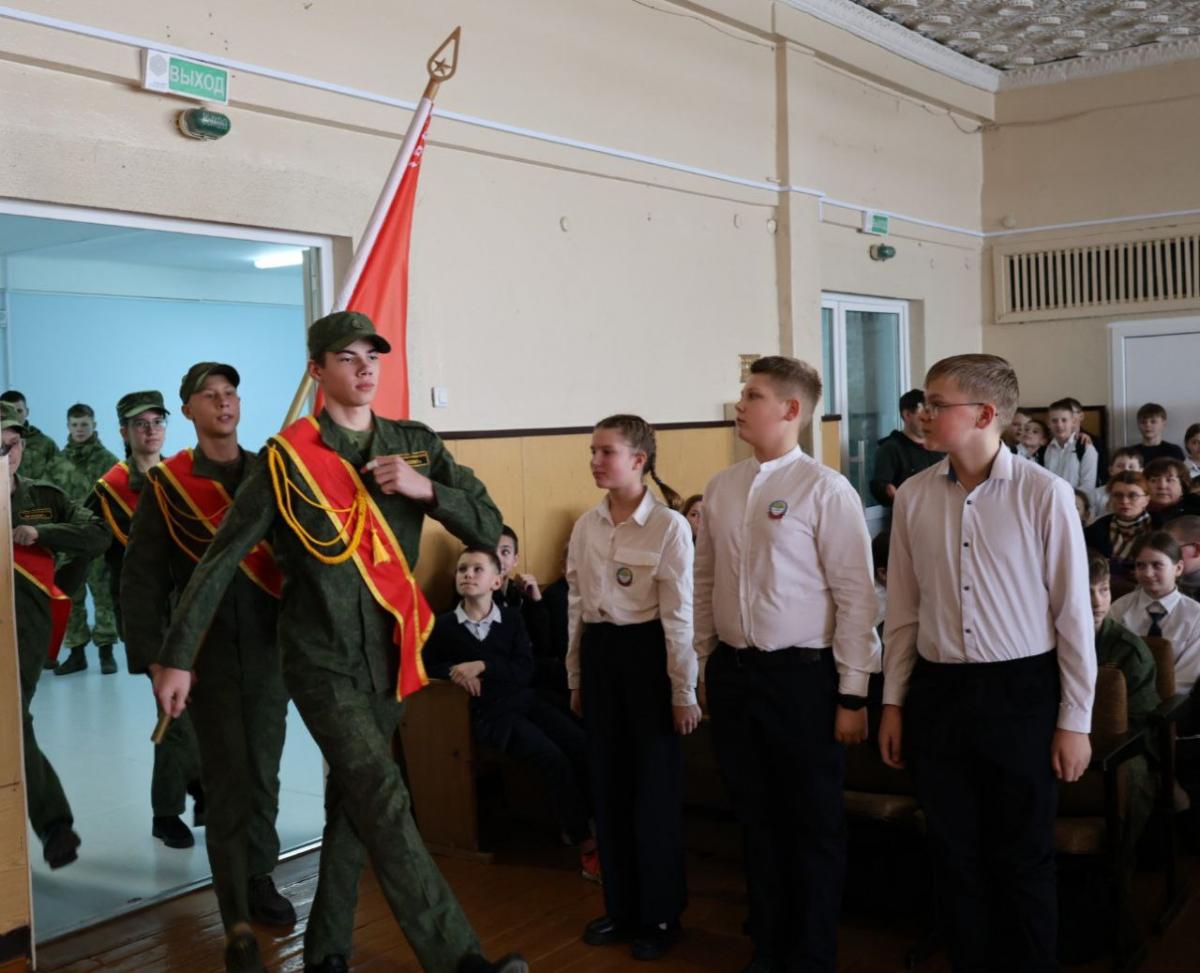 Учащиеся средней школы №1 Кировска прошли посвящение в юные пограничники
