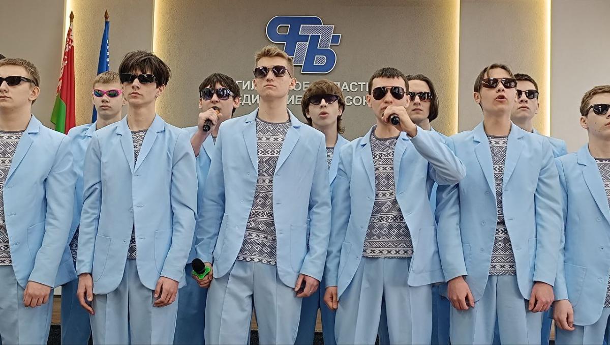 Поздравления, музыка и цветы. Профсоюзы отметили 8 Марта нестандартно